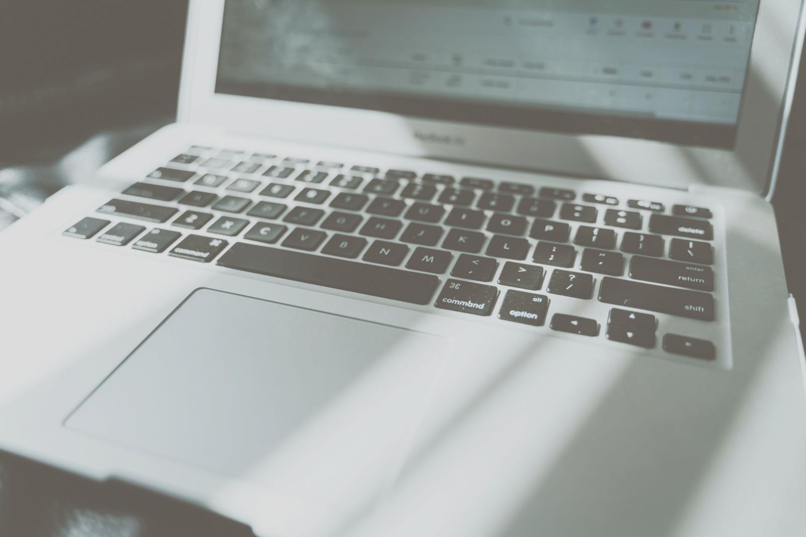 Teilnehmer arbeiten gemeinsam an Finanzanalysen während eines Workshops